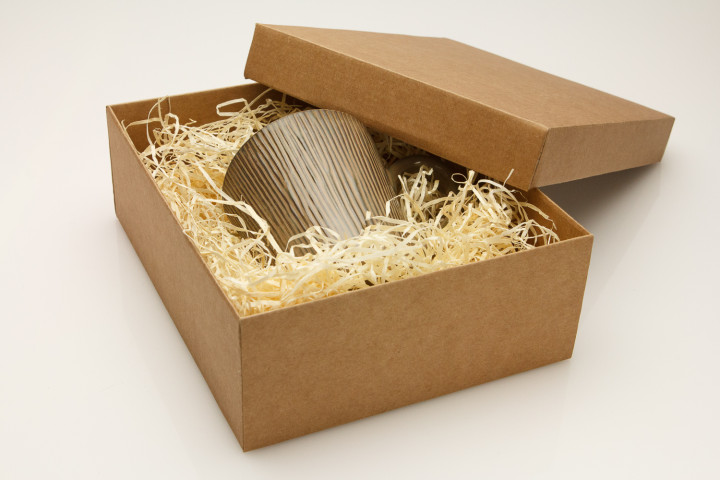 A mug box with filler